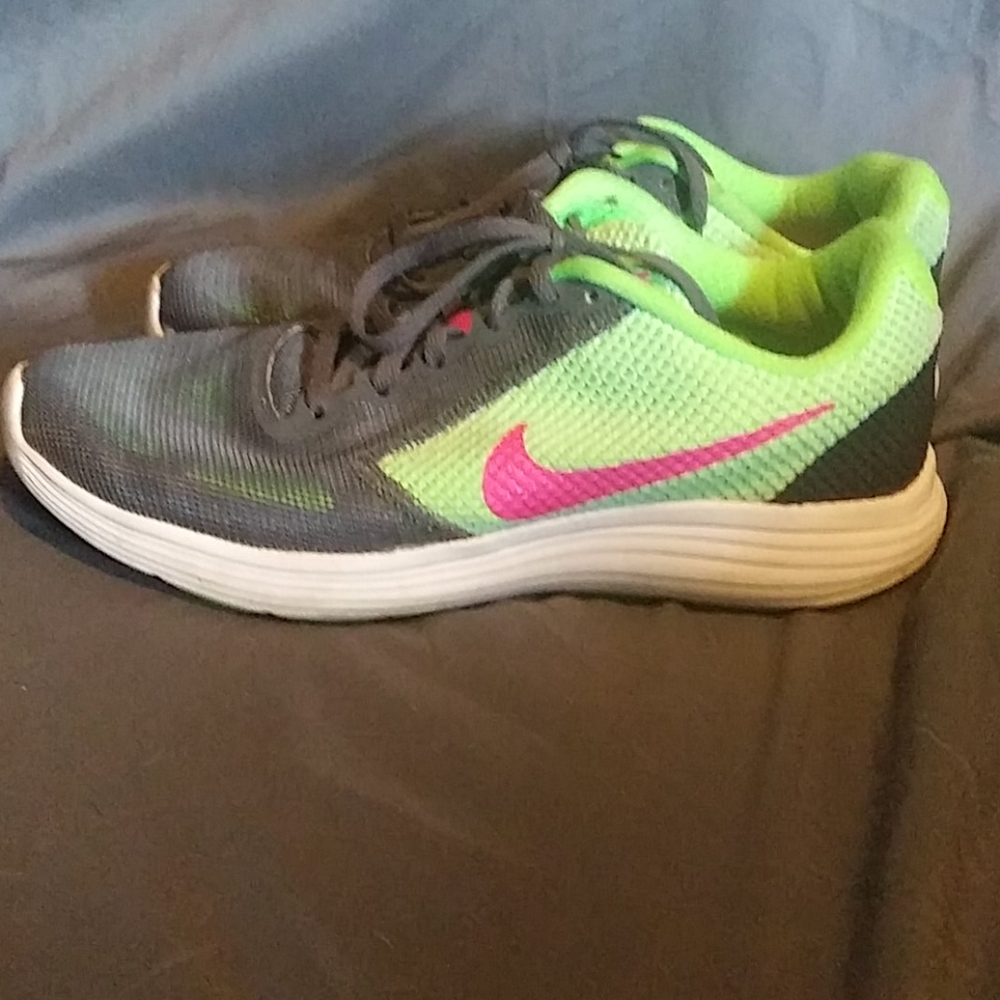 Size 8.5 Nike tennis shoes